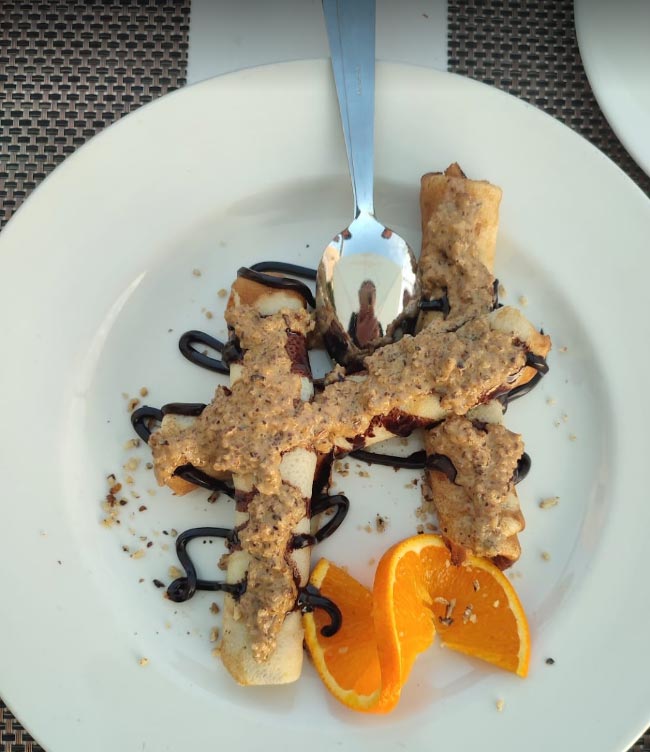 restoran rogoznica desert palačinke dekoracija naranča bijeli tanjur